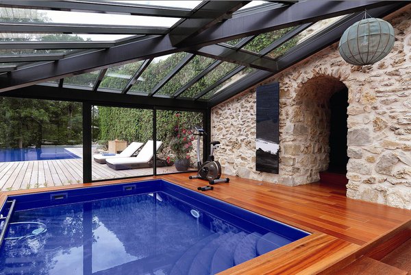 Blue Cargo ressemble plus à une photographie imprimée version XXL, qu’à un radiateur. Pourtant, Blue Cargo, est un radiateur à chaleur rayonnante, en pierre Olycale, avec patines naturelles bleu pétrole et noires. Une pièce unique imaginée par Johanne Cinier, pour le spécialiste des chauffages contemporain Michel Cinier.