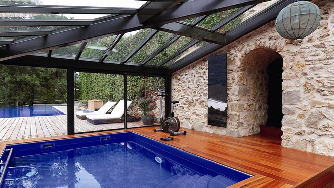 Blue Cargo ressemble plus à une photographie imprimée version XXL, qu’à un radiateur. Pourtant, Blue Cargo, est un radiateur à chaleur rayonnante, en pierre Olycale, avec patines naturelles bleu pétrole et noires. Une pièce unique imaginée par Johanne Cinier, pour le spécialiste des chauffages contemporain Michel Cinier.