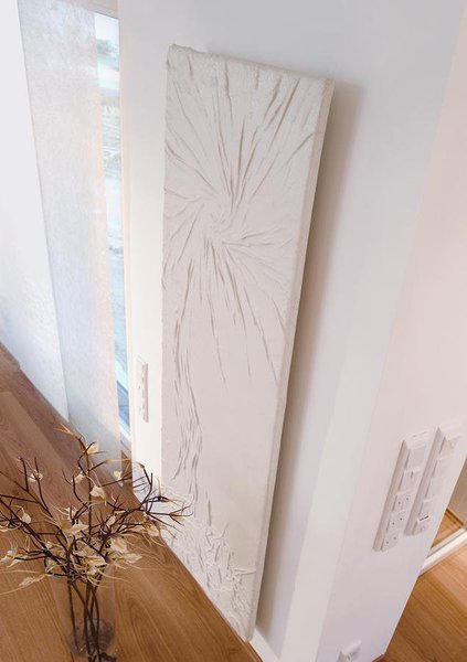 Le radiateur Cosmos, imaginé par Michel Cinier, présente des reliefs plissés, comme un trompe l’œil sur votre mur.