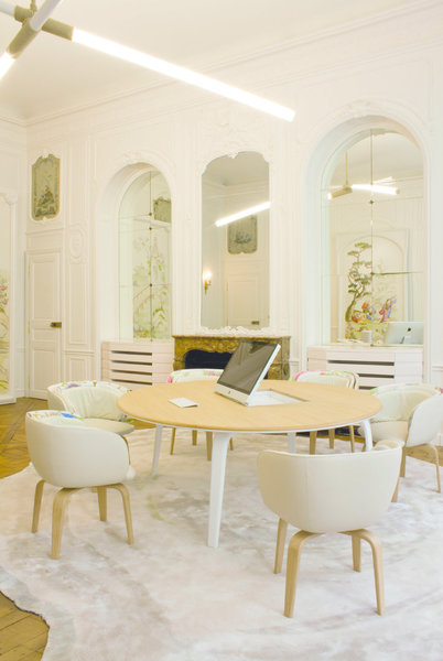 L’hôtel Livry n’a pas été transformé en un simple showroom. Il a véritablement été conçu comme un espace de vie, un lieu sur mesure pour des créations sur mesure, où l’aménagement unique et contemporain, dans un lieu chargé d’histoire, stimule la créativité.