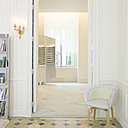 Ramy Fischler a repensé l’identité spatiale de la Maison Tai Ping, redonnant une seconde vie à l’hôtel Livry, transformé un lieu qui respire la création. Il a dessiné l’ensemble du mobilier, confiant sa fabrication à des artisans d’art exclusivement.