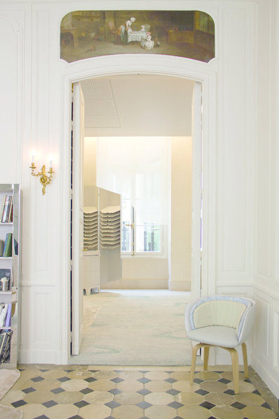 Ramy Fischler a repensé l’identité spatiale de la Maison Tai Ping, redonnant une seconde vie à l’hôtel Livry, transformé un lieu qui respire la création. Il a dessiné l’ensemble du mobilier, confiant sa fabrication à des artisans d’art exclusivement.