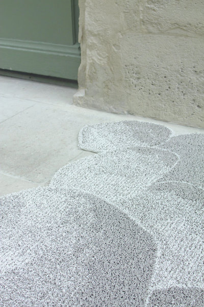 La Maison Tai Ping accompagne et produit des créations originales sur mesures.  Si elle est réputée pour ses tapis, cette famille juive irakienne installée à Hong Kong, après avoir migré en Inde et en Angleterre, a développé un savoir-faire d’exception en la matière, qui lui vaut d’être aujourd’hui la première marque de luxe chinoise présente en Occident.