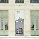 Le designer belge Ramy Fischler a transformé l’hôtel Livry du VIIème arrondissement de Paris, classé Monument Historique depuis 1640, en un écrin délicat, pour accueillir les bureaux de la maison chinoise Tai Ping, ainsi qu’un espace d’accueil pour les clients et un atelier de conception. L’entrée de cet hôtel particulier, composé de trois étages, se trouve au fond d’une splendide cour pavée, au cœur du quartier Saint-Germain-des-Prés.