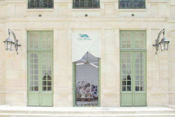 Le designer belge Ramy Fischler a transformé l’hôtel Livry du VIIème arrondissement de Paris, classé Monument Historique depuis 1640, en un écrin délicat, pour accueillir les bureaux de la maison chinoise Tai Ping, ainsi qu’un espace d’accueil pour les clients et un atelier de conception. L’entrée de cet hôtel particulier, composé de trois étages, se trouve au fond d’une splendide cour pavée, au cœur du quartier Saint-Germain-des-Prés.