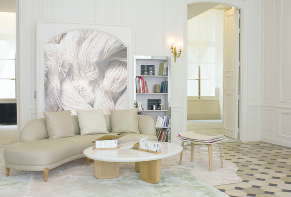 Le designer a souhaité fusionner les espaces et les fonctions. Les zones d’exposition et de travail sont ainsi rassemblées dans un seul et même espace, au rez-de-chaussée, pensé comme un lieu d’échange, ouvert à l’ensemble du personnel et des clients.