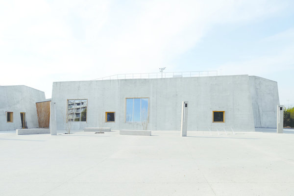 Les façades, le sol et les bancs et les éclairages sont traités sous plusieurs aspects de béton, lisse, ou rugueux (sol du parvis).