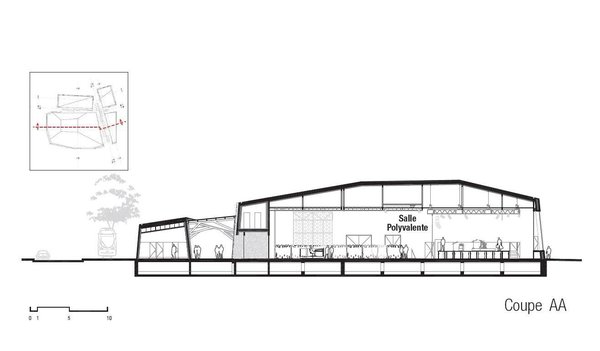 La salle polyvalente de 500 places assises, peut accueillir jusqu’à 1400 personnes.