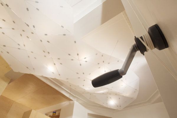 Un système de poulie et de manivelle, emprunté aux voiliers, permet de déployer le Nuctale et d’orienter l’éclairage de chaque partie du studio.