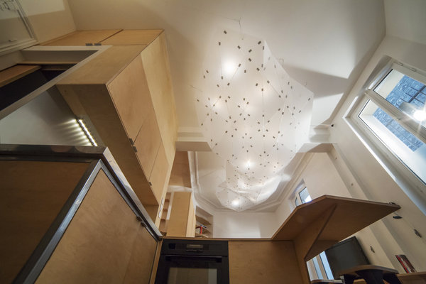 La cuisine est l’espace de convergence du studio, réunissant les placards de rangement, et l’électroménager encastré.