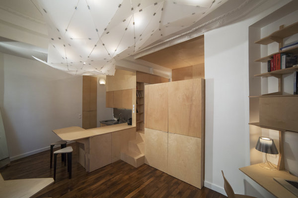 Bien séparée du reste de l’appartement, la chambre se dissimule en haut du palier créé à cet effet.