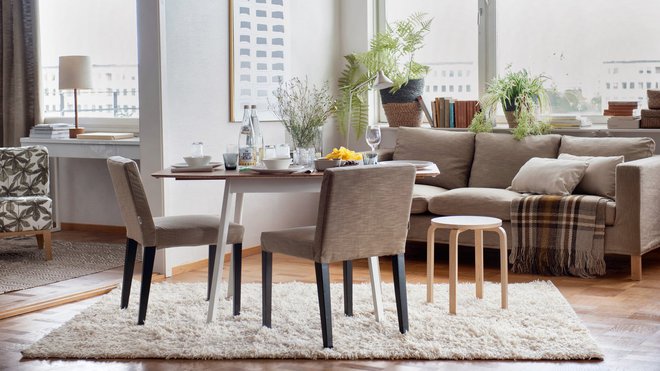 Harmonie de beiges pour ce salon. Les housses de canapé et de chaises sont en tissu chenille 100% coton.