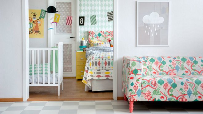 Pour les enfants, on assortit la tête de lit au canapé Klippan, mais aussi aux coussins.