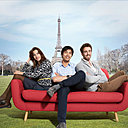 Sur le canapé de James Harison, devenu produit phare de la marque, sont assis les trois fondateurs de Made.com, Ning Li, Chloé Macintosh et Julien Callède.