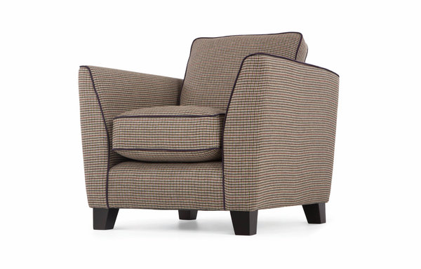 Confortable, fauteuil « Wolseley », en bouleau et hêtre massif, tissu 100% laine, 639 €, collaboration Alison Cork.