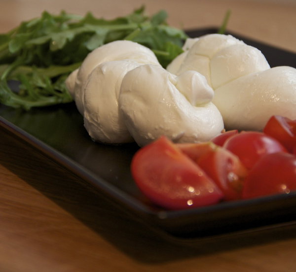 Mozzachic permet de déjeuner sur le pouce avec une assiette composée d'une variété de mozzarella...ou d'une autre avec quelques accompagnements sympathiques.
