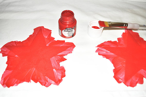 Etape 5. Peindre les étoiles rouge avec la peinture textile.