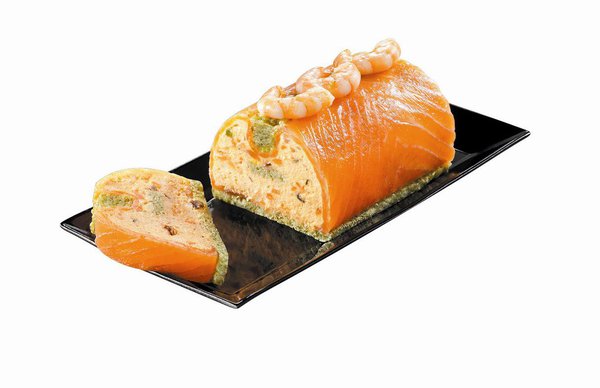 En entrée, version 2, une bûche de tourteau et gambas agrémentée d'un coulis de basilic, Toupargel.
