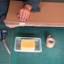 Etape 3. Assemblez les 3 plaques en un paquet serré, grâce à 8 morceaux de kraft gommé. (Sur l’image, nous avons ajouté une quatrième plaque de carton, pour réaliser un gabarit supplémentaire, quoique facultatif).