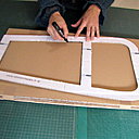 Etape 4. Sur la plaque 1, dessinez la forme de votre meuble en carton. Tracez le contour extérieur du meuble, et les contours intérieurs des espaces de rangement. Vous pouvez vous aider d’un gabarit.