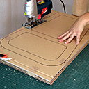 Etape 5. Maintenez vos plaques en bordure du plan de travail grâce à des serre-joints. Découpez le contour extérieur à la scie-sauteuse.