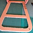 Etape 6. Enlevez la plaque du fond (plaque 3). Assemblez les plaques  1 et 2 au kraft gommé. Découpez les contours intérieurs des espaces de rangement à la scie-sauteuse. Conservez les parties intérieures découpées pour réaliser les façades des tiroirs ultérieurement.