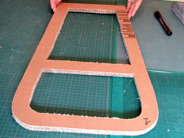 Etape 6. Enlevez la plaque du fond (plaque 3). Assemblez les plaques  1 et 2 au kraft gommé. Découpez les contours intérieurs des espaces de rangement à la scie-sauteuse. Conservez les parties intérieures découpées pour réaliser les façades des tiroirs ultérieurement.