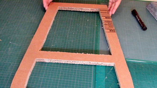 Etape 6. Enlevez la plaque du fond (plaque 3). Assemblez les plaques  1 et 2 au kraft gommé. Découpez les contours intérieurs des espaces de rangement à la scie-sauteuse. Conservez les parties intérieures découpées pour réaliser les façades des tiroirs ultérieurement.