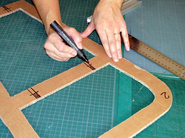 Etape 7. Prenez la plaque numéro 2, et tracez l’emplacement des traverses. Mesurez la hauteur de chaque traverse et tracez son milieu. Hachurez la demi-hauteur de chaque traverse.