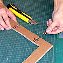 Etape 8. Découpez au cutter les parties hachurées. Ces encoches permettront de croiser le profil intermédiaire (plaque 2), avec les traverses.