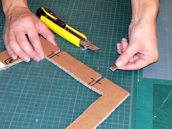 Etape 8. Découpez au cutter les parties hachurées. Ces encoches permettront de croiser le profil intermédiaire (plaque 2), avec les traverses.