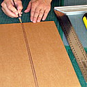 Etape 10. Découpez une bande de 25 cm de large, avec les cannelures parallèles au côté de 25 cm. Tracez un droite centrale et 2 droites parallèles à 3 mm, de chaque côté de la droite centrale.