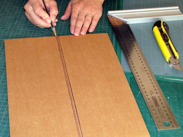 Etape 10. Découpez une bande de 25 cm de large, avec les cannelures parallèles au côté de 25 cm. Tracez un droite centrale et 2 droites parallèles à 3 mm, de chaque côté de la droite centrale.