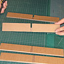 Etape 11. Dans la bande de 25 cm de large, découpez les traverses en reportant les hauteurs des traverses  notées sur la plaque 2  lors de l’étape N° 7. Découpez une encoche centrale de 6 mm, sur la demi-hauteur de chaque traverse.