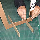 Etape 12. Croisez les traverses avec le profil intermédiaire (plaque 2), grâce aux encoches du meuble, afin d’obtenir la structure croisée du meuble.