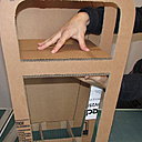 Etape 14. Habillez les espaces intérieurs avec des pièces de carton découpées sur-mesure. Collez les pièces avec le pistolet à colle chaude.