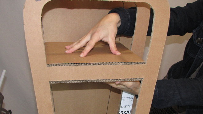 Etape 14. Habillez les espaces intérieurs avec des pièces de carton découpées sur-mesure. Collez les pièces avec le pistolet à colle chaude.