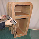 Etape 15. Pour habiller l’extérieur du meuble, mesurez la profondeur totale du meuble et découpez une bande de carton, dont la largeur est égale à la profondeur du meuble.