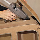 Etape 17. Collez la bande de carton sur la structure, grâce au pistolet à colle chaude.