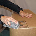 Etape 21. Poncez les arêtes de votre meuble, grâce à une cale à poncer et du papier abrasif grain moyen.