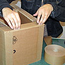 Etape 22. Recouvrez toutes les arêtes et jonctions de kraft gommé. Utilisez le kraft gommé de 36 mm pour l’intérieur des niches, et le kraft gommé large pour la face avant.