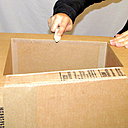 Etape 23. Aidez-vous d’un plioir pour bien lisser le kraft gommé.