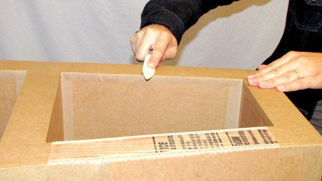 Etape 23. Aidez-vous d’un plioir pour bien lisser le kraft gommé.