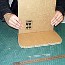 Etape 24. Pour chaque espace où vous souhaitez réaliser un tiroir, collez entre elles, à la colle chaude, les pièces de carton découpées  à l’étape N° 6. A 3 mm du bas de la façade, collez le fond du tiroir.