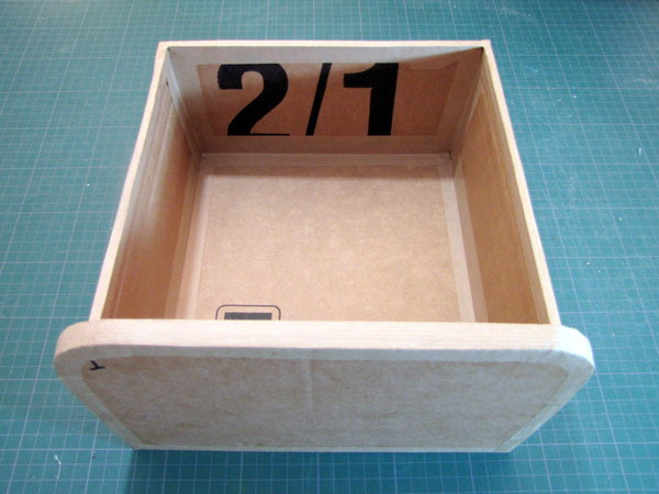 Etape 26. Recouvrez de kraft gommé toutes les jonctions, et arêtes du tiroir. Utilisez le kraft gommé de 36 mm de large.