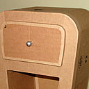 Etape 27. Percez un trou au centre du tiroir, grâce à la vrille de 3 mm. Fixez une poignée, en intercalant une rondelle métallique large, entre la vis de la poignée, et le tiroir, afin de répartir la force. La rondelle est placée à l’intérieur du tiroir.