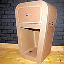 La fabrication d'un meuble en carton ressemble de très près à celle d'un meuble en bois, avec comme gros avantages d'être un peu plus simple, moins lourde et beaucoup moins chère.