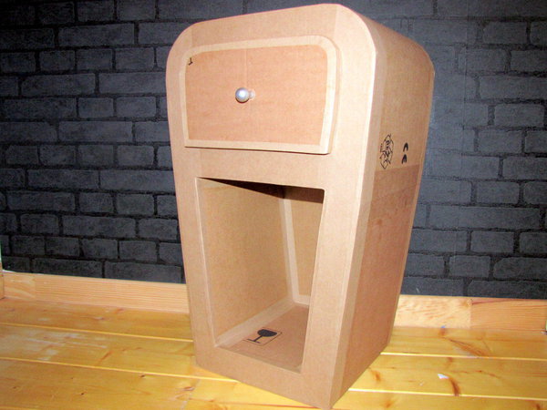 La fabrication d'un meuble en carton ressemble de très près à celle d'un meuble en bois, avec comme gros avantages d'être un peu plus simple, moins lourde et beaucoup moins chère.