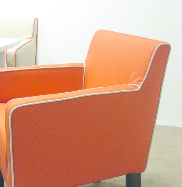 Le designer Olivier Saguez a dessiné le fauteuil Bridge pour Manganèse Editions, houssé de toile bicolore et gansé d’un passepoil ton sur ton. Confortable et stable, il sera parfait dans votre salon !