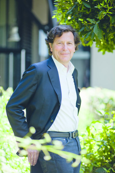 A la fois architecte, designer, philosophe, paysagiste…Olivier Saguez se voit comme un homme aux multiples facettes, à l’image de Le Corbusier. Son objectif : apporter des solutions et améliorer la vie des gens, en créant des lieux à la fois beaux, pratiques et confortables. Avide de nouveautés et de rencontres, pour lui, l’innovation est la clé de tout. Il crée son agence Saguez & Partners en 1998.